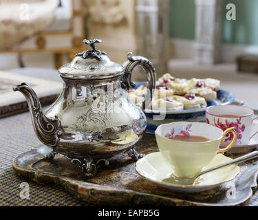 Vassoio con teiera e tazze da tè in una casa da tè a Chiufen, Taiwan, Asia  Foto stock - Alamy