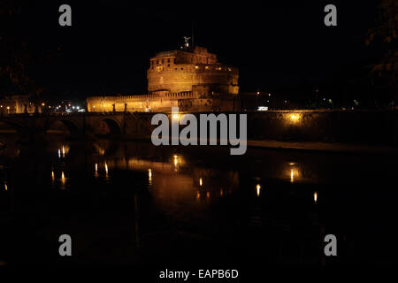 Castello di Santo Angelo e di Santo Angelo ponte sopra il fiume Tevere a Roma di notte, Italia Foto Stock