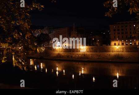 La Chiesa del Sacro Cuore della Sofferenza di notte a Roma, Italia Foto Stock