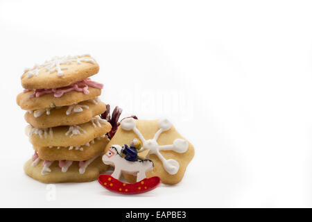 Forma a stella chrismtas gingerbread .isolato in uno sfondo bianco. L'immagine orizzontale Foto Stock