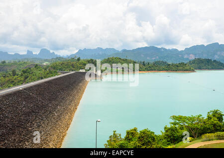 Elevato angolo di visualizzazione punto panoramico del lago verde alla diga di Ratchaprapha in Khao Sok National Park, Surat Thani Provincia, Thailandia Foto Stock