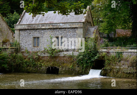 Vecchio mulino costruito di flinstone dal lago Swanbourne in Arundel. West Sussex. Inghilterra Foto Stock