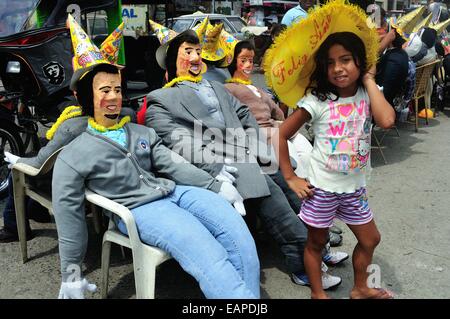 Marionette per ustioni sul cenone di capodanno con ballo - Mercato di Tumbes. Dipartimento di Tumbes .PERÙ Foto Stock