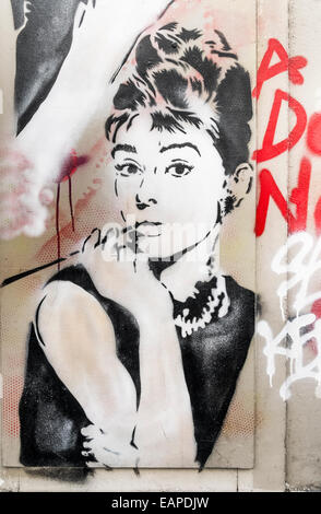 Graffito di attrice Audrey Hepburn, Parigi, Ile de france, Francia Foto Stock