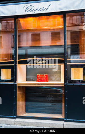Portamonete rosso nella vetrina del negozio di accessori di lusso e guardare maker chopard a Place Vendome, Parigi, Ile de france, Francia Foto Stock
