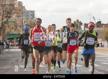 2014 della Città di NY maratona crociera lungo 4 Ave. in Brooklyn. Foto Stock