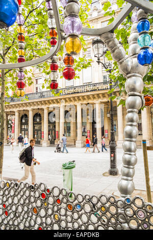 Comedie Francaise visto attraverso il cordone di vetro costruzione dell'ingresso della stazione metropolitana Palais Royal Musée du Louvre, Foto Stock