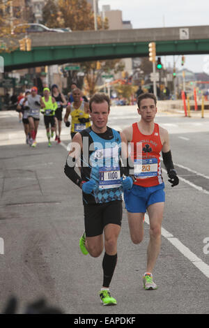 2014 della Città di NY maratona crociera lungo 4 Ave. in Brooklyn. Foto Stock