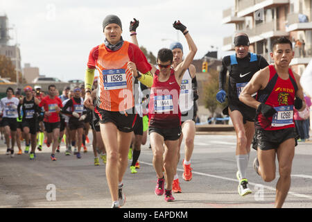 2014 della Città di NY maratona crociera lungo 4 Ave. in Brooklyn. Foto Stock