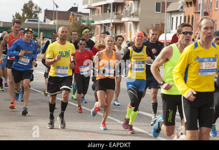 2014 della Città di NY maratona crociera lungo 4 Ave. in Brooklyn. Foto Stock