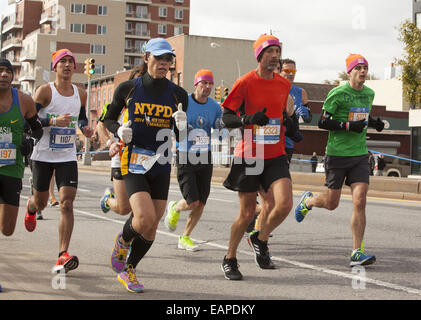 2014 della Città di NY maratona crociera lungo 4 Ave. in Brooklyn. Foto Stock