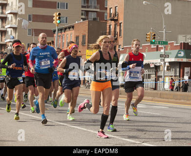 2014 della Città di NY maratona crociera lungo 4 Ave. in Brooklyn. Foto Stock