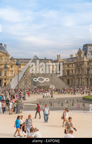 I turisti davanti alla piramide, cortile interno del museo del Louvre, Parigi, Ile de france, Francia Foto Stock