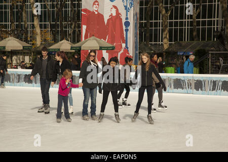 Pattinatori godere Bryant Park in midtown Manhattan. NYC Foto Stock