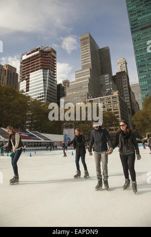 Pattinatori godere Bryant Park in midtown Manhattan. NYC Foto Stock