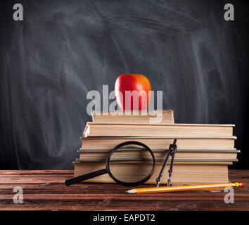 Ancora la vita della scuola strumenti e libri con blackboard sullo sfondo Foto Stock