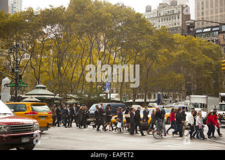 I pedoni attraversano 6th Avenue & 42nd St. a Bryant Park. NYC. Foto Stock