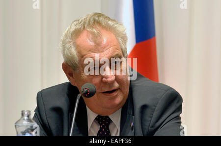 Presidente della Repubblica ceca Zeman nella foto durante la conferenza stampa dopo la riunione dei presidenti V4 membri, presso il castello di Bratislava, Domenica, 16 novembre 2014. (CTK foto/Jan KOLLER) Foto Stock