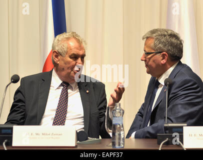 Presidente della Repubblica ceca Zeman (sinistra) e Bronislaw Komorowski, Presidente della Polonia nella foto durante la conferenza stampa dopo la riunione dei presidenti V4 membri, presso il castello di Bratislava, Domenica, 16 novembre 2014. (CTK foto/Jan KOLLER) Foto Stock