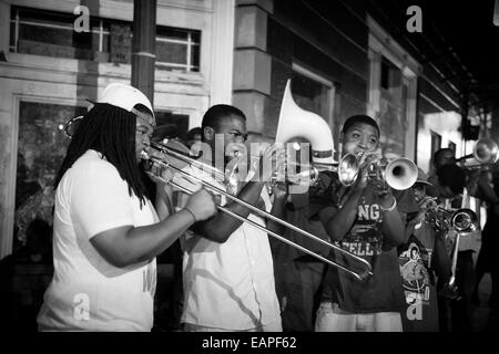 Una jazz band di eseguire sui francesi Street. New Orleans, Louisiana Foto Stock