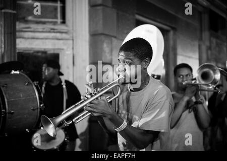 Una jazz band di eseguire sui francesi Street. New Orleans, Louisiana Foto Stock