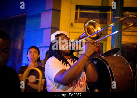 Una jazz band di eseguire sui francesi Street. New Orleans, Louisiana Foto Stock