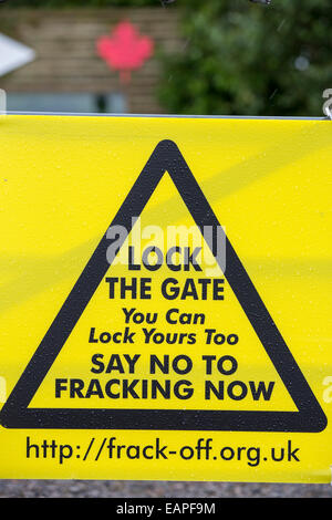 Un banner di protesta contro il fracking in corrispondenza di un sito di fattoria a poco Plumpton vicino a Blackpool, Lancashire, Regno Unito, dove il consiglio per la prima volta nel Regno Unito, ha concesso il permesso di pianificazione per fracking commerciale fro shale gas, da Cuadrilla. Foto Stock