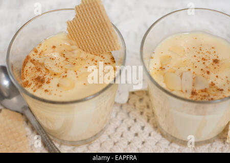 Bicchieri di cristallo con gelato di vaniglia fatto in casa e fette di ​​almonds Foto Stock