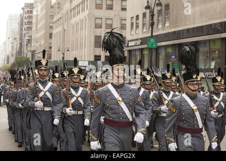 Veterani parata del giorno, Quinta Avenue di New York City. West Point Noi Accademia militare gli studenti a marzo per la parata. Foto Stock