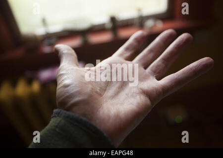 Uomo aperto della mano sinistra. Foto Stock