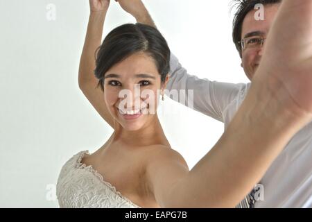 Sposi ispanico coppia danzante Foto Stock