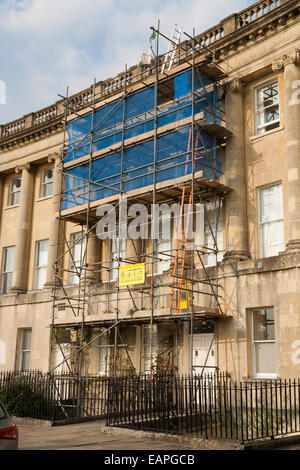 Casa di ristrutturazione lavoro / impalcatura / costruttori di lavori su impalcature Royal Crescent, Bath. Regno Unito. La Mezzaluna è stata eretta 1769 - 1774. Foto Stock
