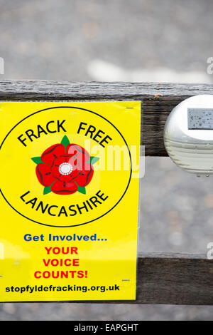 Un banner di protesta contro il fracking su una porta di casa nei pressi di una fattoria del sito a poco Plumpton vicino a Blackpool, Lancashire, Regno Unito, dove il Foto Stock