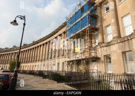 Casa di ristrutturazione lavoro / impalcatura / costruttori di lavori su impalcature Royal Crescent, Bath. Regno Unito. La Mezzaluna è stata eretta 1769 - 1774. Foto Stock