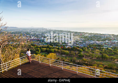 Traveler sul punto di vista Hua Hin city all alba del bellissimo scenario città mare in Prachuap Khiri Khan provincia della Thailandia Foto Stock