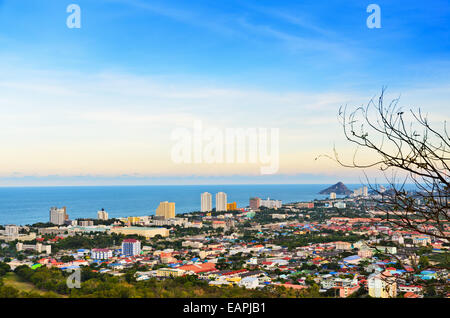 Hight angolo di vista paesaggistico Hua Hin città di sera e il panorama bellissimo paese sul mare a Prachuap Khiri Khan Provincia di Thail Foto Stock