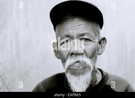 Anziani Indonesiano tradizionale uomo a Yogyakarta in Java in Indonesia nel sud-est asiatico in Estremo Oriente. Reportage fotogiornalismo ritratto Persone Viaggi B&W Foto Stock