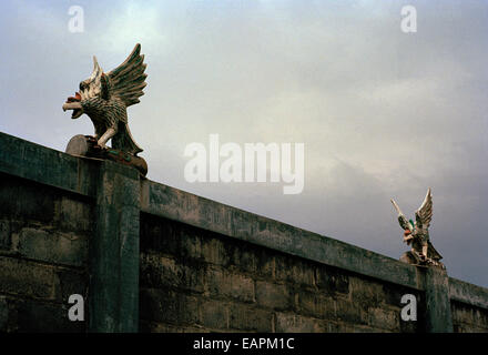 Eagle statua in Kota Gede Kotagede a Yogyakarta in Java in Indonesia nel sud-est asiatico in Estremo Oriente. Arte Travel Foto Stock