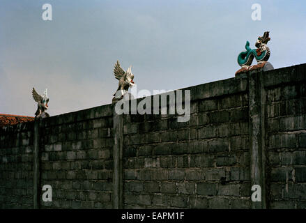 Documentario Fotografia di viaggio - Eagle e dragon arte scultura in Kota Gede a Yogyakarta in Java in Indonesia Asia del sud-est in Estremo Oriente. Foto Stock