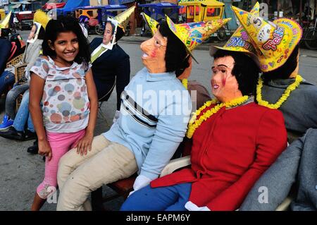 Marionette per ustioni sul cenone di capodanno con ballo - Mercato di Tumbes. Dipartimento di Tumbes .PERÙ Foto Stock