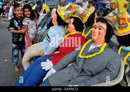 Marionette per ustioni sul cenone di capodanno con ballo - Mercato di Tumbes. Dipartimento di Tumbes .PERÙ Foto Stock