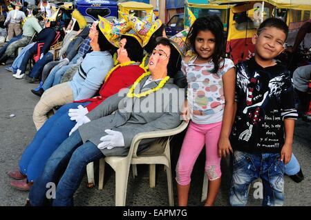 Marionette per ustioni sul cenone di capodanno con ballo - Mercato di Tumbes. Dipartimento di Tumbes .PERÙ Foto Stock