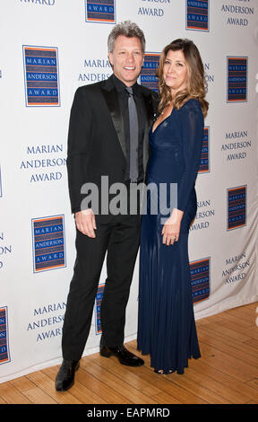 Philadelphia, Pennsylvania, USA. 18 Novembre, 2014. (L - R) Jon Bon Jovi e Dorothea Bon Jovi frequentare il 2014 Marian Anderson Premio in onore di Gala Jon Bon Jovi al Kimmel Center il 18 novembre 2014 a Philadelphia, Pennsylvania, Stati Uniti. Credito: Paolo Froggatt/Alamy Live News Foto Stock