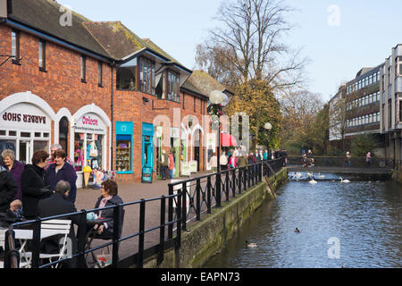 Salisbury una cattedrale cittadina nel Wiltshire, Inghilterra NEL MERCATO DEL REGNO UNITO A PIEDI Foto Stock