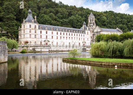 L'abbazia benedettina Abbazia Saint-Pierre de Brantôme e il suo campanile lungo il fiume Dronne, Dordogne, Aquitaine, Francia Foto Stock