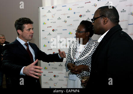 Copenhagen, Danimarca, Novembre 19th, 2014: Danese S.A.R. il Principe ereditario Frederik (foto a sinistra) discutere lo sviluppo del business con i giovani imprenditori di Gabon a "Azienda creativa Cup" evento a Copenaghen, dove campioni nazionali da 55 nazioni hanno gareggiato sul campionato del mondo Foto Stock