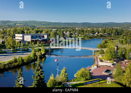 Vista aerea del centro cittadino di Fairbanks e il cuore d'Oro Park durante il periodo estivo in Alaska Foto Stock