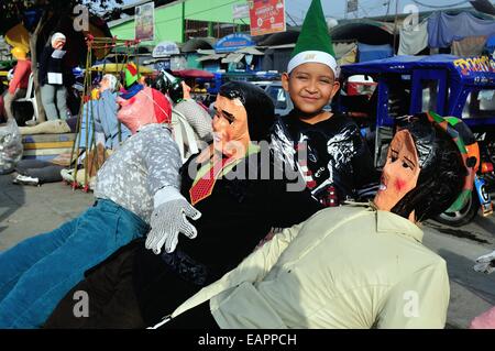 Marionette per ustioni sul cenone di capodanno con ballo - Mercato di Tumbes. Dipartimento di Tumbes .PERÙ Foto Stock