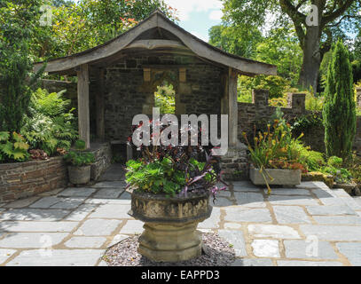 Japenese Summerhouse ispirato nel giardino di pietra a RHS Rosemoor, Devon, Inghilterra, Regno Unito Foto Stock