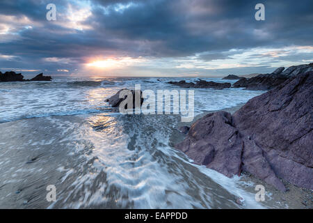 Tempestoso tramonto a Freathy su Whitsand Bay in Cornovaglia Foto Stock